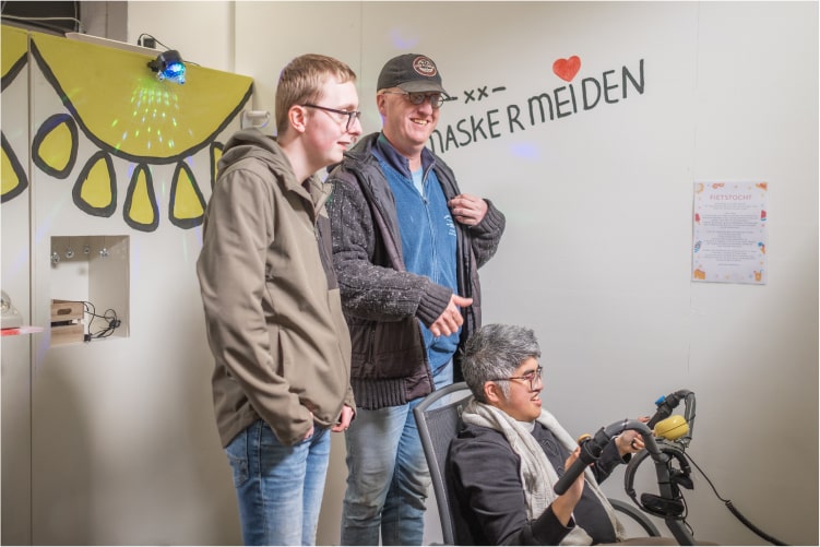 Bewoners Visio de Brink bezig met installatie van Maskermeiden en Sarah Schierbeek